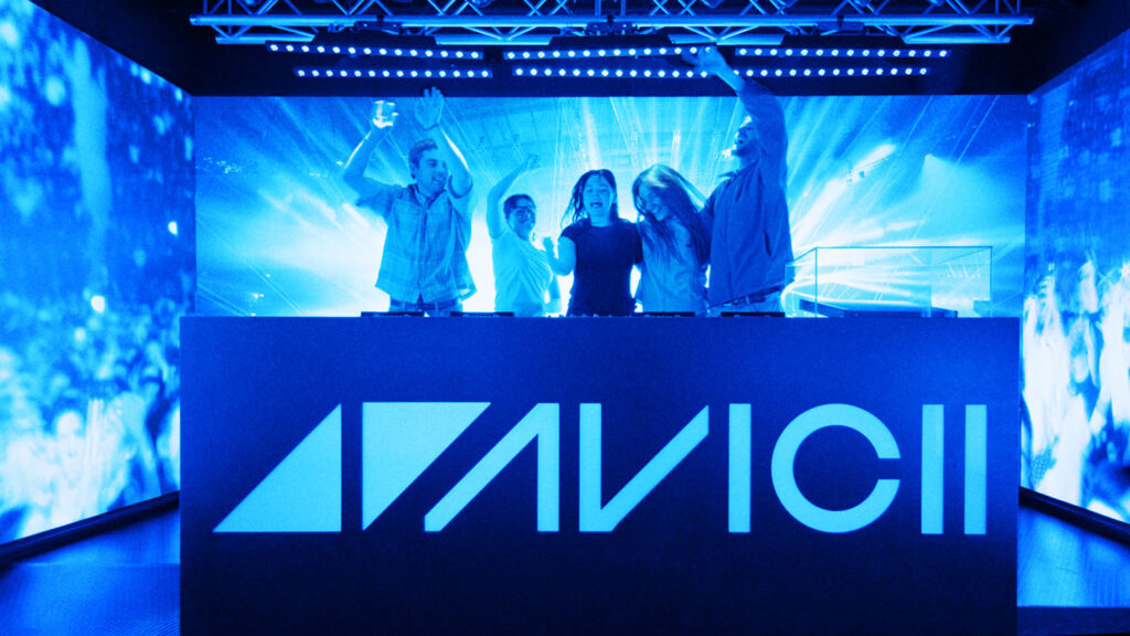 Four guests dancing in the concert room at Avicii Experience